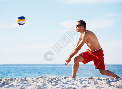 海滩排球比赛 在阳光明媚的一天图片