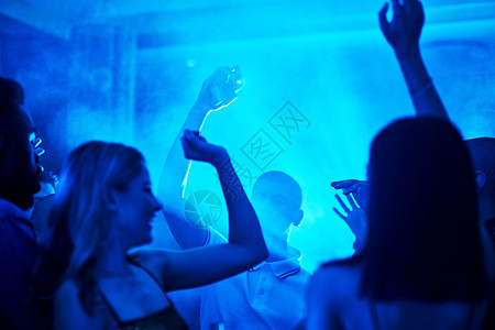 新年音乐会人们在夜总会跳舞 在派对上聚集在一起听迪斯科或拉斯维加斯的新年前夜社交庆祝活动 音乐节活动 一起庆祝夜晚或狂欢中的科技灯光背景