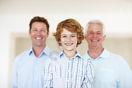 三个笑容只为你刻画 一个和他父亲和祖父在一起的年轻男孩的肖像图片