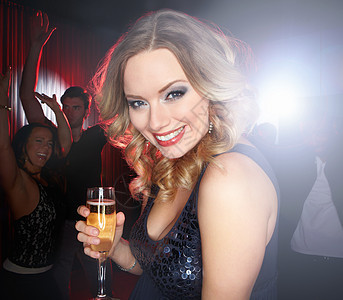 夜总会的派对 香槟和女性肖像 用于庆祝 新年和社交活动 音乐 酒精和快乐女孩的脸在狂欢 迪斯科和俱乐部享受节日 舞蹈和欢乐时光图片