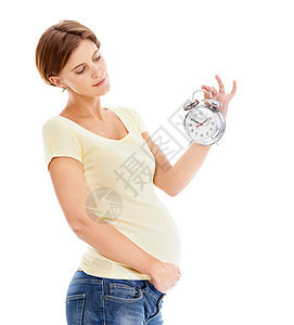 怀孕 闹钟和工作室里的年轻女人抱着肚子等待孩子的出生 产科 产前护理和怀孕女性模型与白色背景隔离的时钟图片