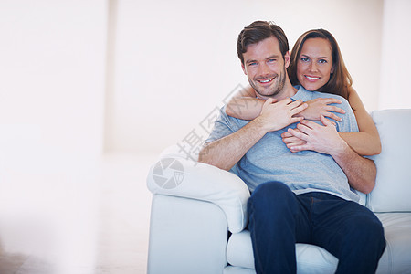 一对快乐的年轻夫妇在客厅里 充满感情的一对肖像 他很爱她图片