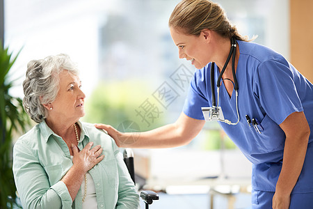 放心吧 在疗养院的一位女性护理员 她和她的高级病人在一起图片