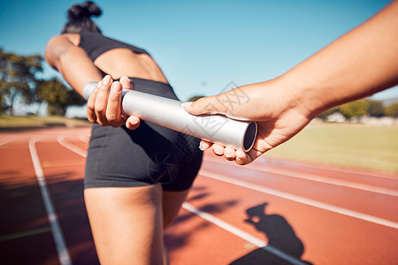 挑汤圆比赛接力棒运动比赛或健身马拉松的跑步 体育场和接力队 运动员女性 跑步者锻炼和团队合作信任 以促进健康的生活方式动机或在赛道上锻炼挑背景