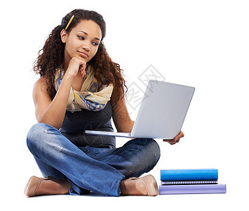 学生 笔记本电脑和阅读书籍或在工作室思考大学教育 知识和互联网研究 年轻黑人女性 在科技设备上学习或阅读大学在线笔记图片