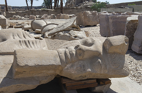 埃及Karnak寺庙的拉美西斯二世大雕像破碎目的地建筑学崇拜天空遗产法老历史性艺术石头旅游图片