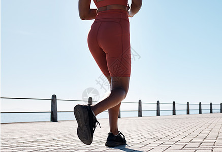 黑人女性 腿部和在海滩人行道上跑步健身 精力充沛和强壮的夏季身体 马拉松 有氧运动和蓝天锻炼的跑步者 健康女性和海洋运动健康图片