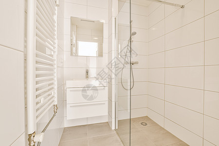 一个带淋浴和水槽的白色浴室家具龙头装饰浴缸木头设备财产地面风格奢华图片
