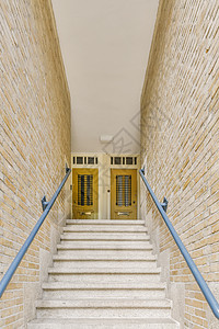 一套通往两扇黄色门的楼梯图片