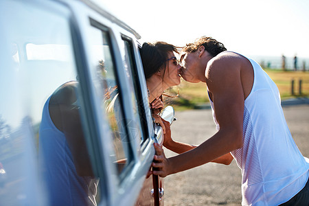 漂亮的年轻女孩倾斜着她的车 给她英俊的男朋友打个招呼 哈啰 - 嗨!图片