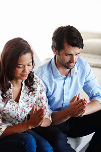 我们的信仰强化了这种关系 年轻一对在祈祷中坐在一起的情侣们图片