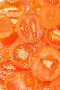在白色背景上特写新鲜的多汁番茄片 西红柿片在上的苏打水中 特写 垂直图像图片