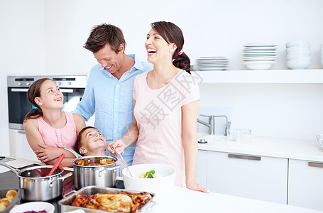 一个快乐的家庭在厨房一起做一顿大餐 美味的饭 复制空间(Spopspace)图片
