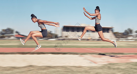 时间流逝 跳远和女子跑步 跳跃和穿越沙坑进行健身 训练和锻炼 序列 跳跃和黑人女性在体育场跳跃 健身和锻炼 能量和运动练习图片