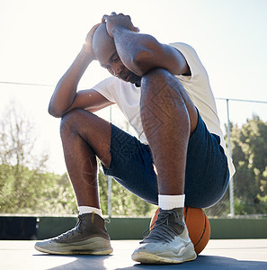 抑郁症 运动和男子在篮球场上进行户外健身 在带球的运动公园进行健康锻炼或运动训练倦怠后 压力很大的黑人运动员 和疲倦图片