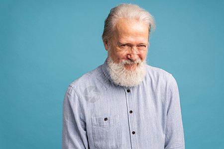 蓝色背景中白胡子老人穿浅蓝色衬衫的肖像 — 积极的人类情绪面对表达感受图片