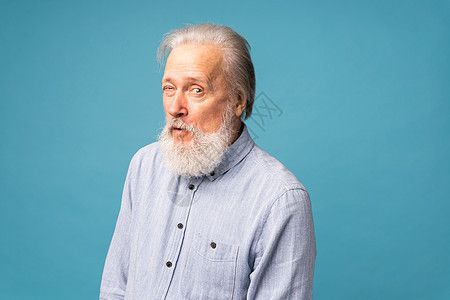 白胡子 直白的老头长成肖像 眨着眼看好衣服与蓝色背景隔绝 — 积极的人类情感面对表达的感觉图片