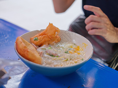 中华粥 鸡蛋加中国甜甜圈的肠子 概念早餐套餐食物米汤木板稀饭饮食美食面包餐厅菜单猪肉图片