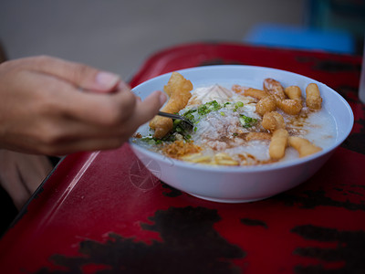 中华粥 鸡蛋加中国甜甜圈的肠子 概念早餐套餐美食木头饮食稀饭面包烹饪米汤木板食物文化图片