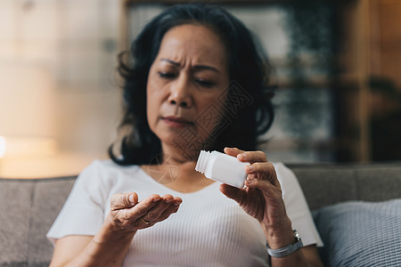 亚洲老年妇女在家吃药 年龄 医学 医疗保健和人的概念女性药房玻璃药品更年期药物女士抗生素退休症状图片