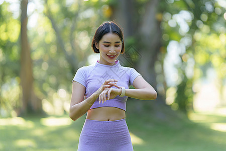 在户外公园练瑜伽运动服的有吸引力的亚洲妇女专注训练身体活力姿势团体成人公园活动运动图片