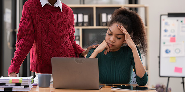 一名在工作时睡觉的非裔美国女商务人士被压得喘不过气的肖像挫折办公室商务女性压力疼痛电脑痛苦危机爆炸图片
