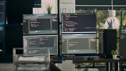 空的办公桌 有多个屏幕 正在开发软件脚本图片