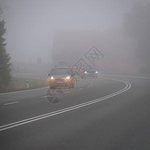 恶劣天气驾驶雾蒙蒙的乡间小路 高速公路道路交通 冬季时间 秋秋天头灯薄雾季节速度风暴状况危险尾巴街道下雨图片
