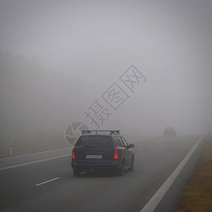 恶劣天气驾驶雾蒙蒙的乡间小路 高速公路道路交通 冬季时间 秋秋天下雨风暴汽车尾巴速度危险季节薄雾状况街道图片