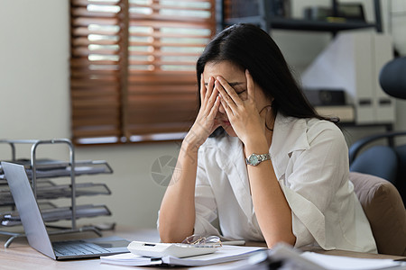 亚洲商业妇女担心这一年的营销计划 账户 房地产代理 金融公司等会计事务所失败破产经理挫折员工疼痛企业家商务工人职业图片