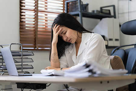 亚洲商业妇女担心这一年的营销计划 账户 房地产代理 金融公司等会计事务所失败工作挫折文书危机经理电脑疼痛思维企业家图片