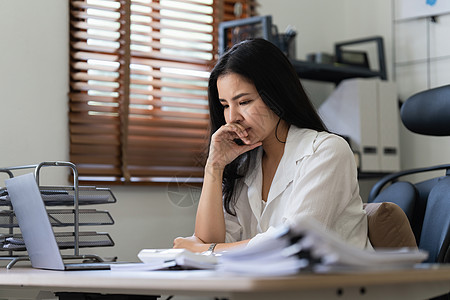 亚洲商业妇女担心这一年的营销计划 账户 房地产代理 金融公司等会计事务所员工疼痛眼睛电脑文档失败职业经理工作笔记本图片