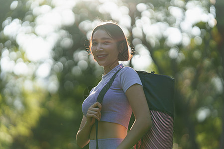 在户外公园练瑜伽运动服的有吸引力的亚洲妇女专注公园活动运动女性冥想活力姿势体育锻炼团体图片