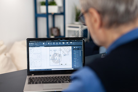 笔记本电脑高级建筑师的超肩拍摄职业建筑设计男人互联网工程师桌子办公室绘画人士工人图片