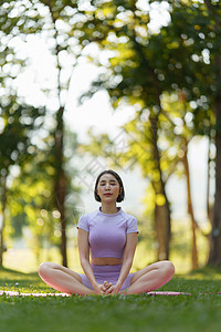 在户外公园练瑜伽运动服的有吸引力的亚洲妇女成人专注团体姿势体育锻炼平衡活动运动公园女性图片