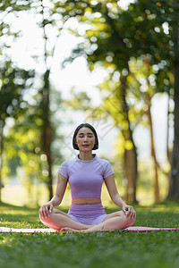 在户外公园练瑜伽运动服的有吸引力的亚洲妇女班级成人公园专注活动训练女性身体平衡冥想图片