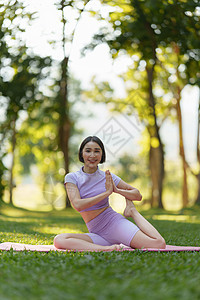在户外公园练瑜伽运动服的有吸引力的亚洲妇女身体活力公园活动女性成人冥想团体姿势训练图片