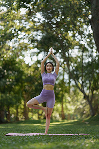 有吸引力的亚裔女性在户外公园运动服练瑜伽训练团体运动姿势体育锻炼专注身体活动成人平衡图片