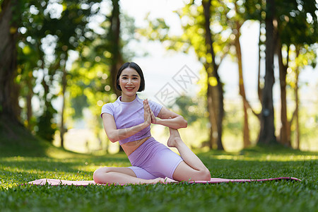 有吸引力的亚裔女性在户外公园运动服练瑜伽体育锻炼姿势团体运动专注身体训练班级女孩平衡图片