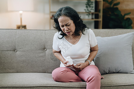 80年代的亚裔女性 精疲力竭和压力下 在家中肚子痛成人治疗孤独疾病帮助保健病人祖母医院长老图片