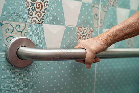亚洲老年或老年老妇人病人在护理医院病房使用厕所浴室手柄安全 健康强大的医疗理念潮红老年人旅馆房间合金淋浴汽车酒吧照片医院图片
