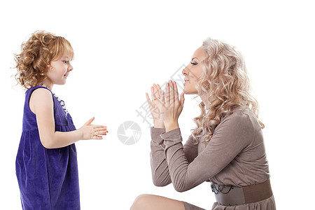 快乐的母亲和女儿玩游戏背景图片