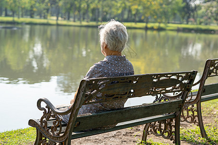 在秋天公园坐在长椅上坐着的亚洲老年妇女感到沮丧和悲伤回忆隔离祖母压力头发乡愁公园社交女士奶奶图片