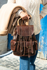 照片部分来自一名穿着棕色皮背包 古董和旧相照的妇女学生案件女士教育街道行李衬衫商业学校手提箱图片