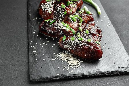 有芝麻和绿洋葱的鸡翅 传统的亚洲食谱 黑暗背景 顶级风景食物烧烤菜单炙烤午餐筷子小吃油炸辣椒盘子图片