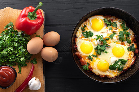 沙克苏卡(Shakshuka) 配有成份的铁棒 中东传统菜 西红柿煎蛋 胡椒 蔬菜和草药 炒鸡蛋图片