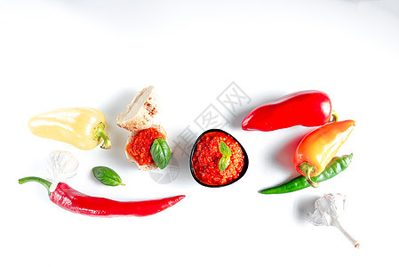 黑碗 配有红酱和新鲜胡椒 白背景孤立的鲜辣椒 (注 请见http ///背景图片