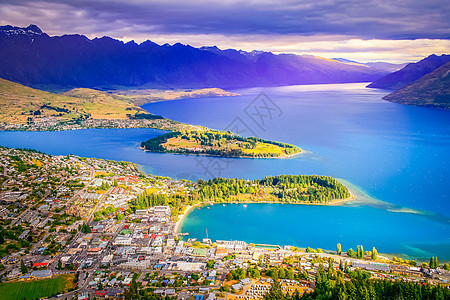 新西兰南部岛的皇后镇和瓦卡提普湖上方 日落时新西兰风景摄影全景湖岸鸟瞰图高山蓝色山脉海滩旅游图片