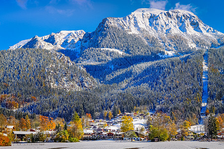 德国巴伐利亚阿尔卑斯山高山林地和雪松树林的公路阳光目的地风景摄影云杉树森林晴天山脉荒野松树图片