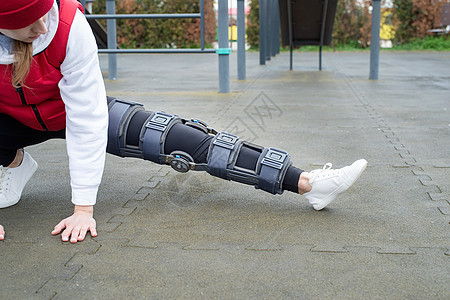 妇女在腿外科手术后膝膝部或矫形 在公园中行走夹板绷带拐杖保健衣服骨科运动事故训练楼梯图片